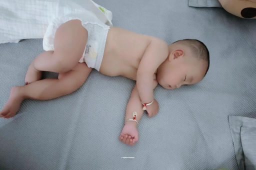 广州借卵试管代怀包男孩六个月宝宝眼睛散光